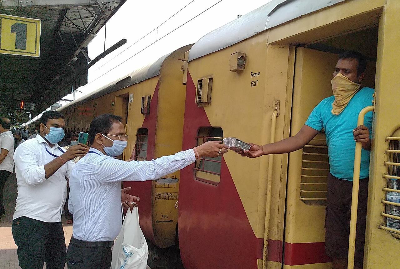 रेलवे की ओर से यात्रियों को उपलब्ध कराया गया फूड पैकेट, पानी एवं बच्चों के लिए दूध